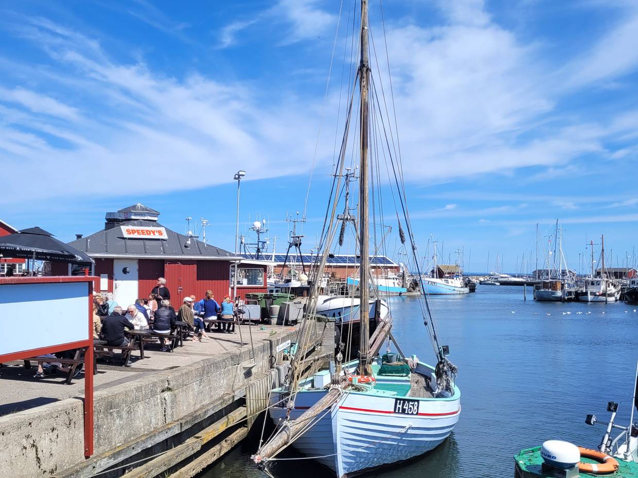 Szene am Jachthafen Gilleleje mit roten Hütten und Booten am Kai