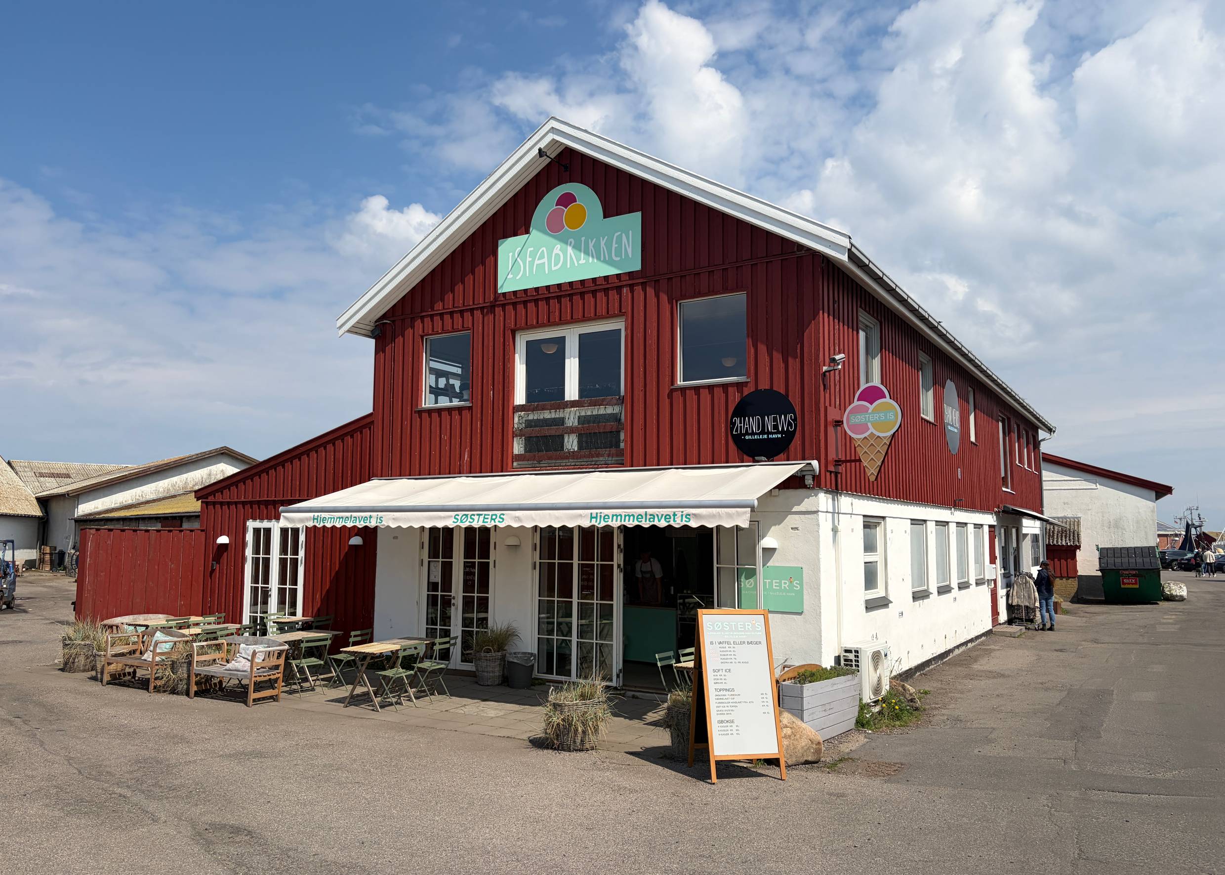 Eisladen in einer alten Fischerhalle mit Außengastronomie