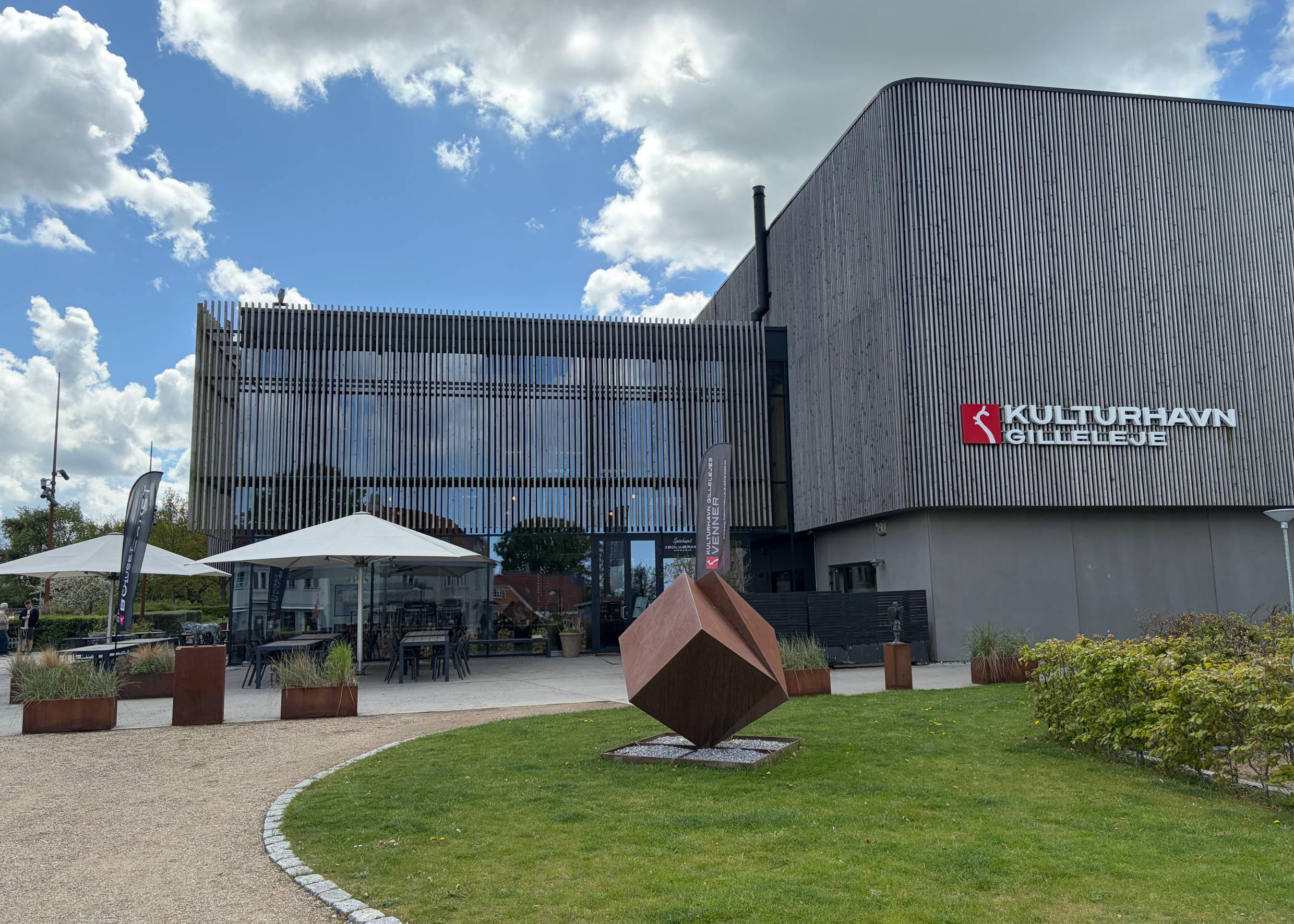 Modernes Kulturgebäude, mit Holz verkleidet