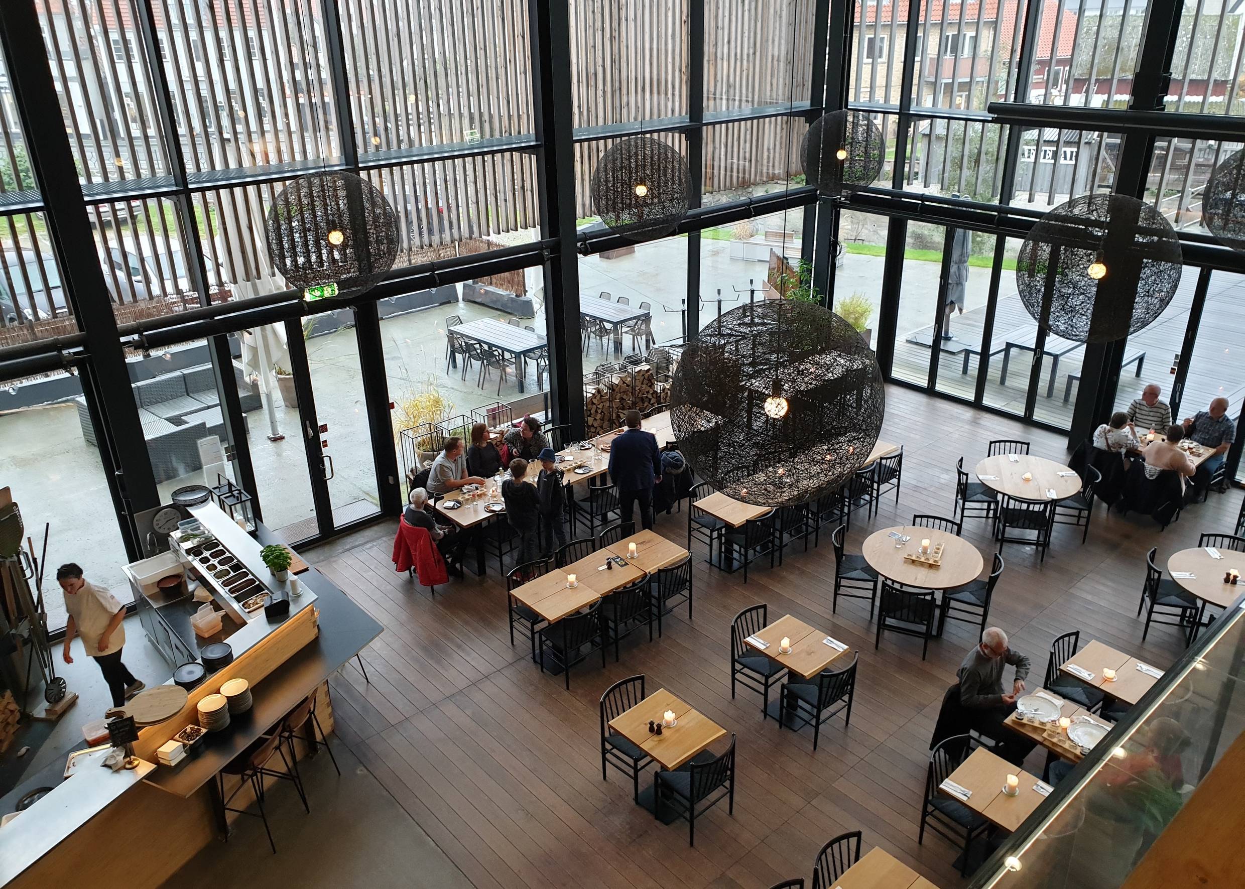 Blick auf die Gastronomie in der Bibliothek von der offenen, oberen Etage