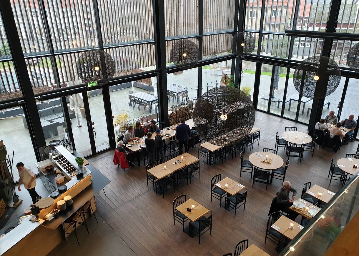 Blick auf die Gastronomie in der Bibliothek von der offenen, oberen Etage