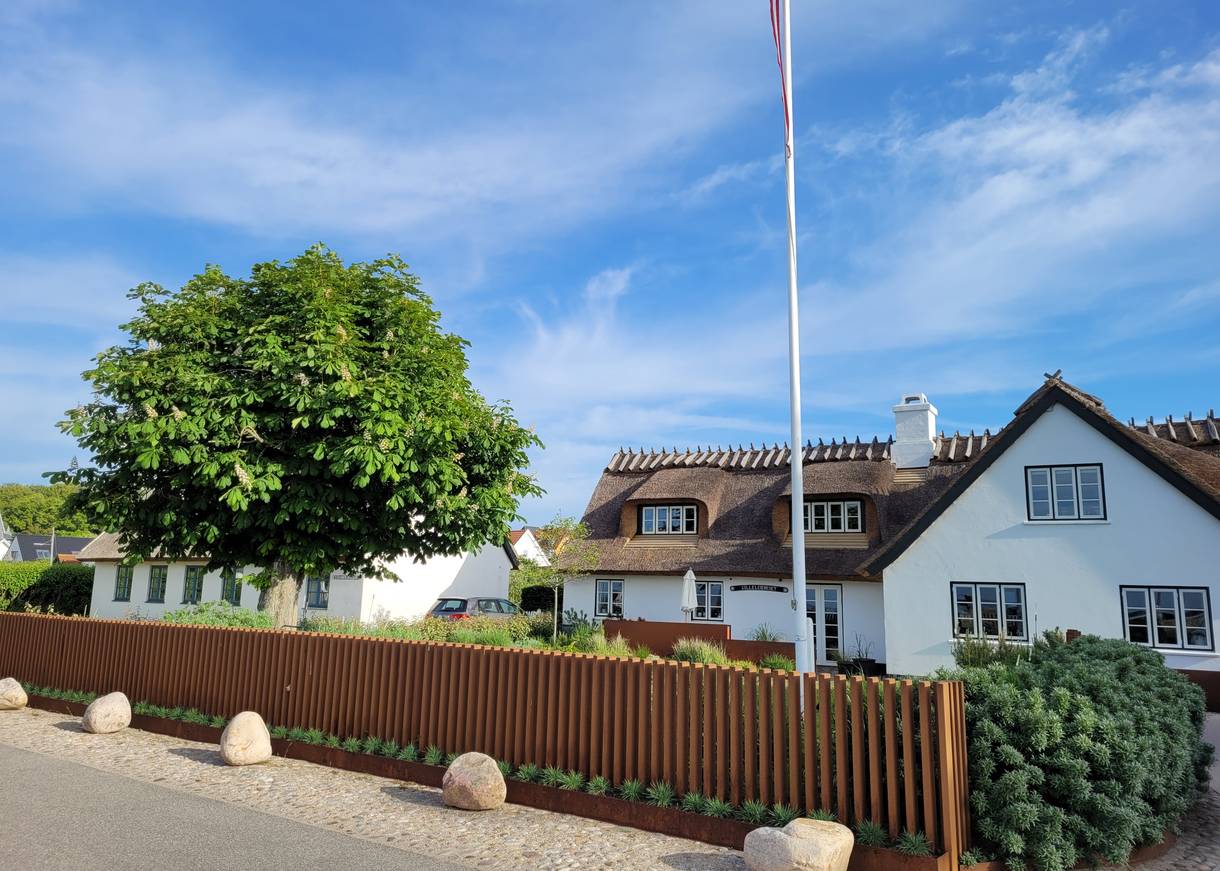 Weißes, sehr gepflegter Haus an einer Küstenstraße
