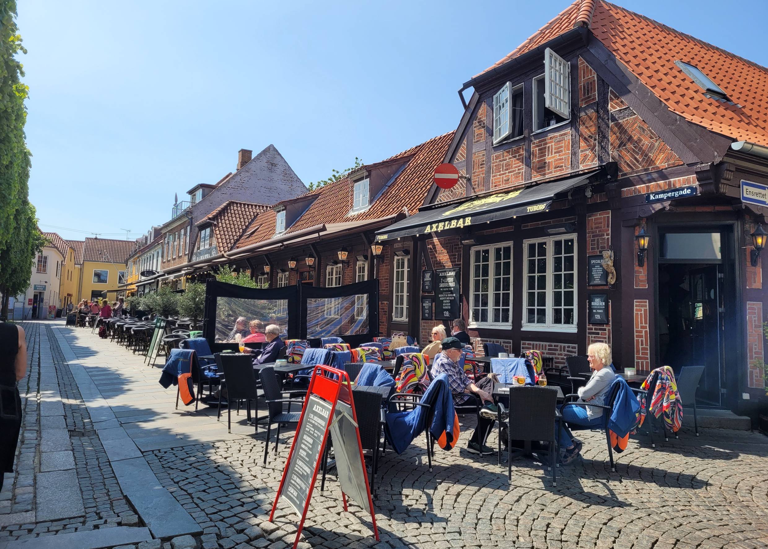 Café am Marktplatz im Herbst