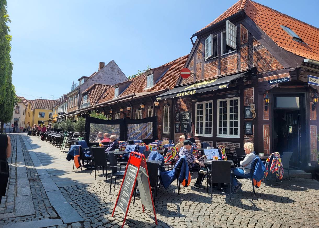 Café am Marktplatz im Herbst