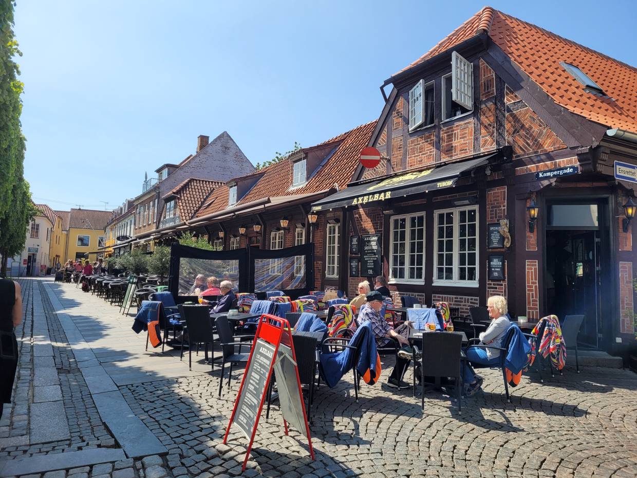 Café am Marktplatz im Herbst
