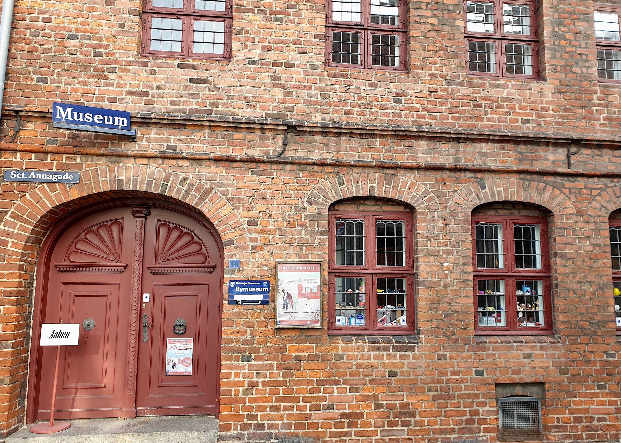 Eingang zum Stadtmuseum in einem Backsteingebäude aus dem 16. Jahrhundert