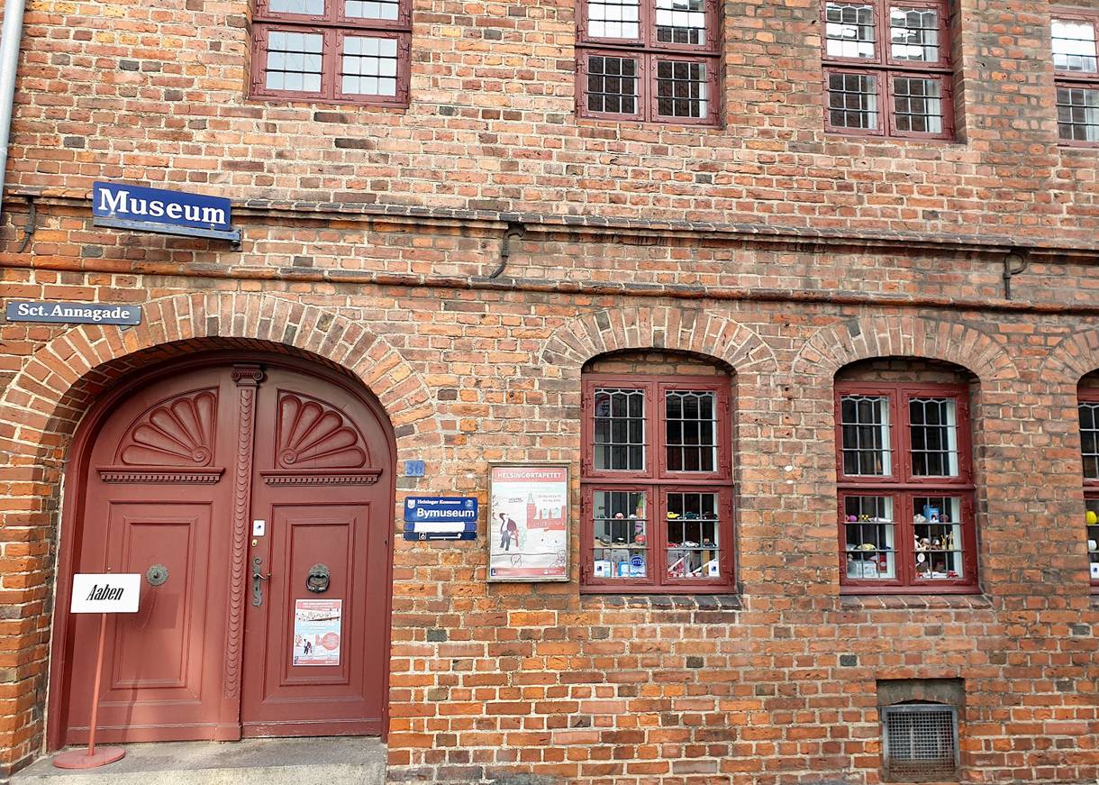 Eingang zum Stadtmuseum in einem Backsteingebäude aus dem 16. Jahrhundert