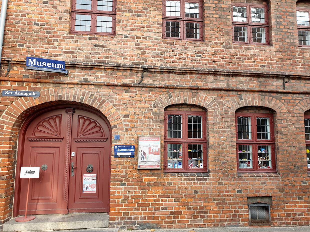 Eingang zum Stadtmuseum in einem Backsteingebäude aus dem 16. Jahrhundert