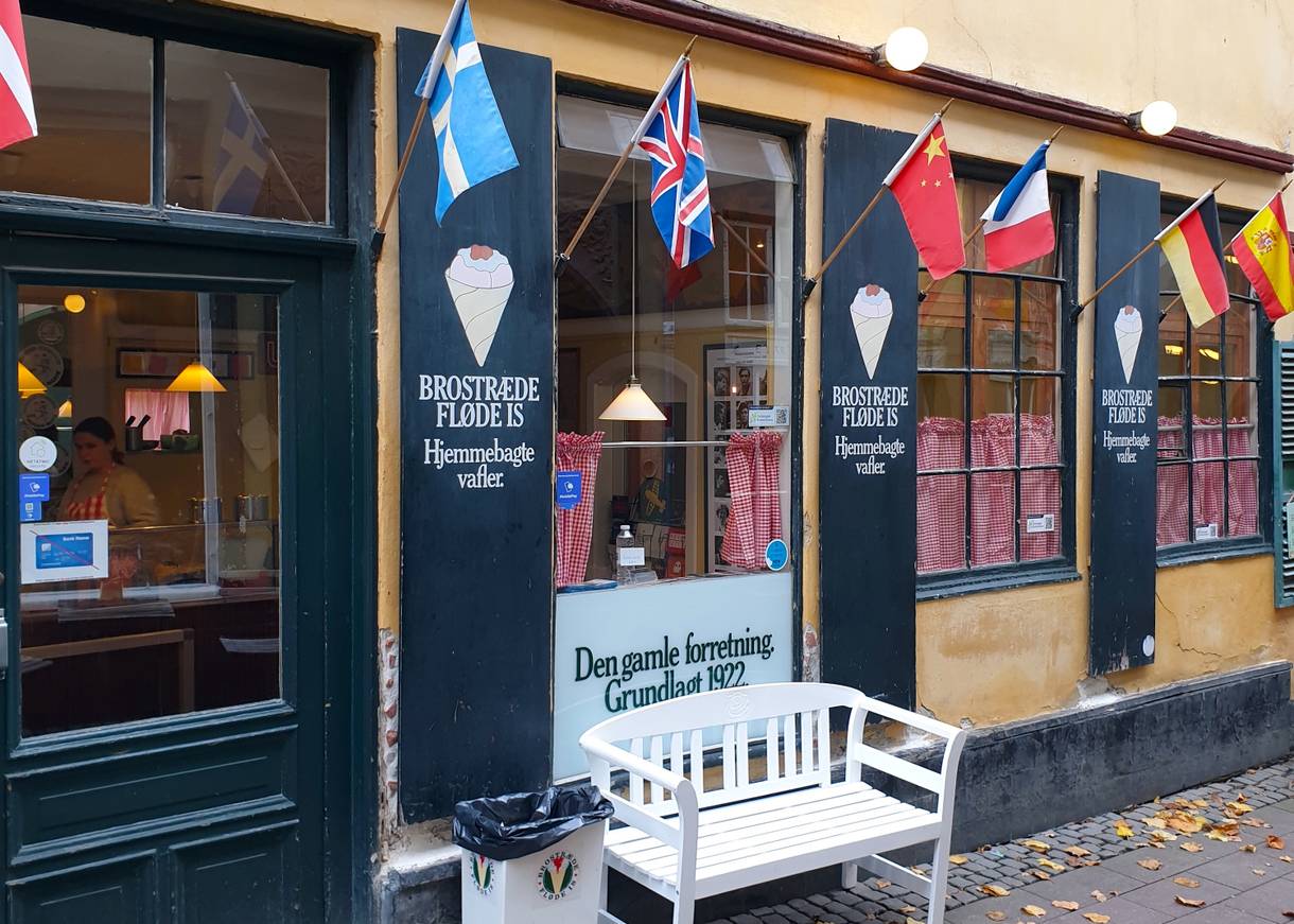 Altmodische Fensterfront einer Eisdiele