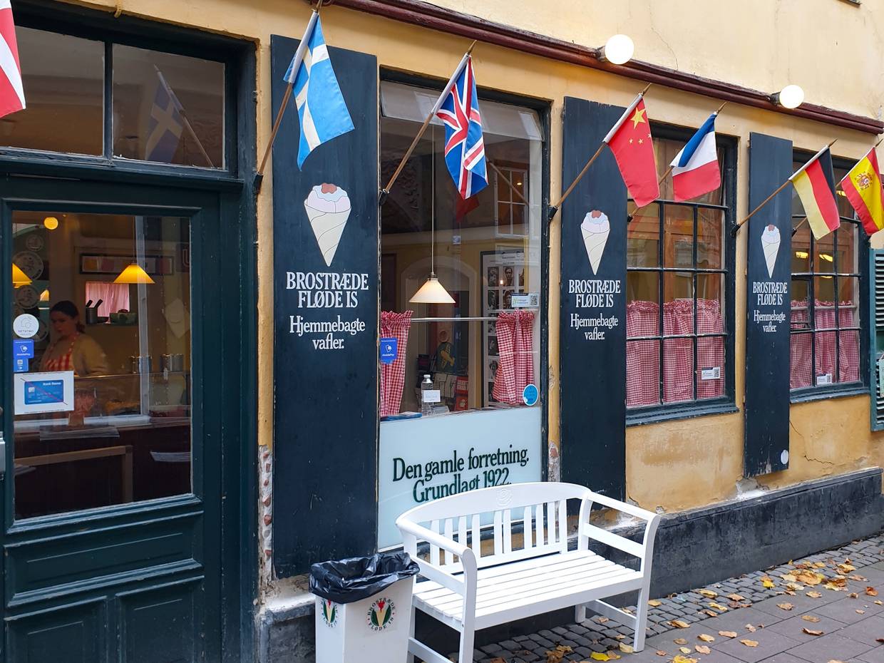 Altmodische Fensterfront einer Eisdiele