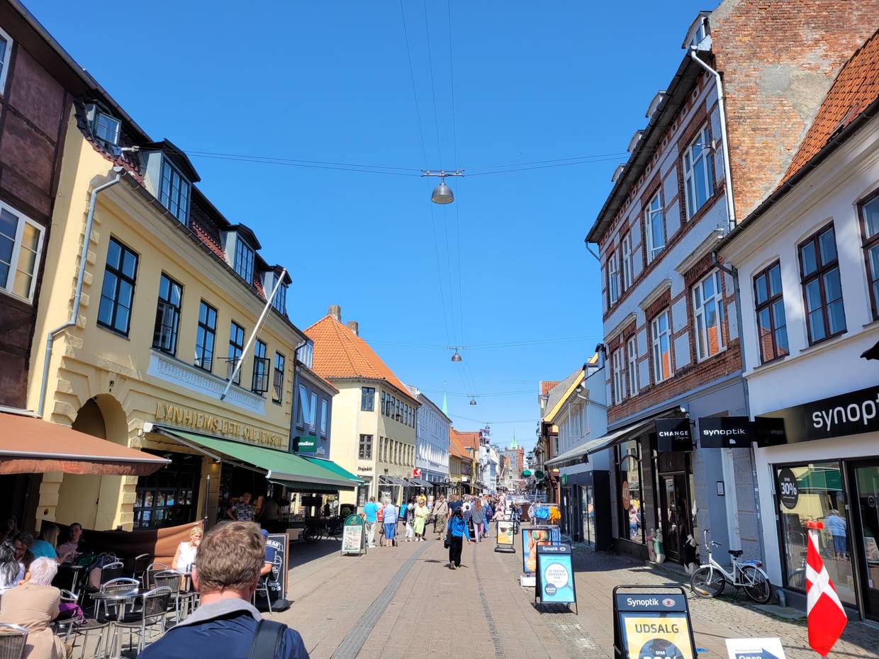 Fußgängerzone in der Abenddämmerung