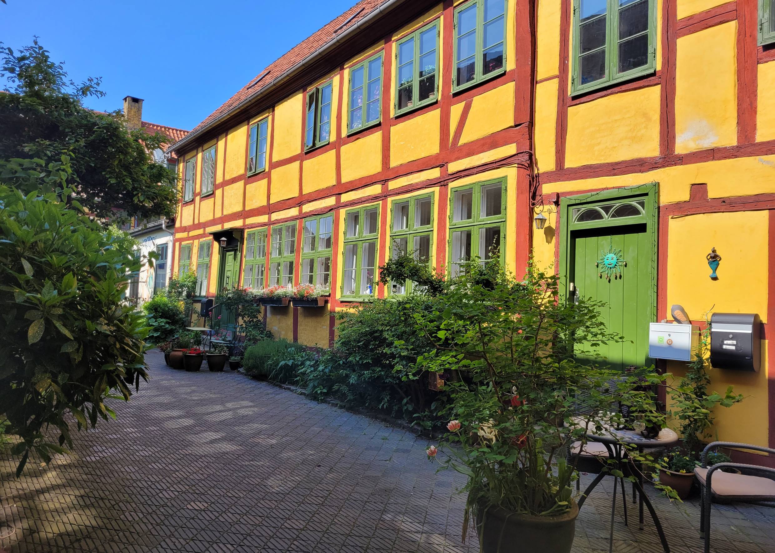 Gelbe Fachwerkhäuser an einer schmalen Kopfsteinpflastergasse