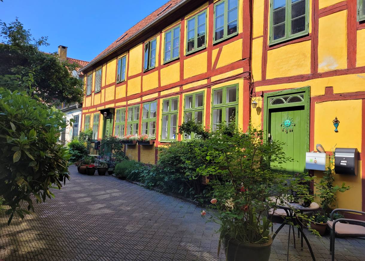 Gelbe Fachwerkhäuser an einer schmalen Kopfsteinpflastergasse