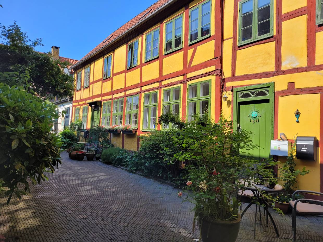 Gelbe Fachwerkhäuser an einer schmalen Kopfsteinpflastergasse