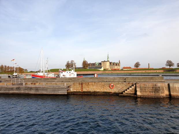 Dampfschiff im Hafen, dahinter die Kronborg