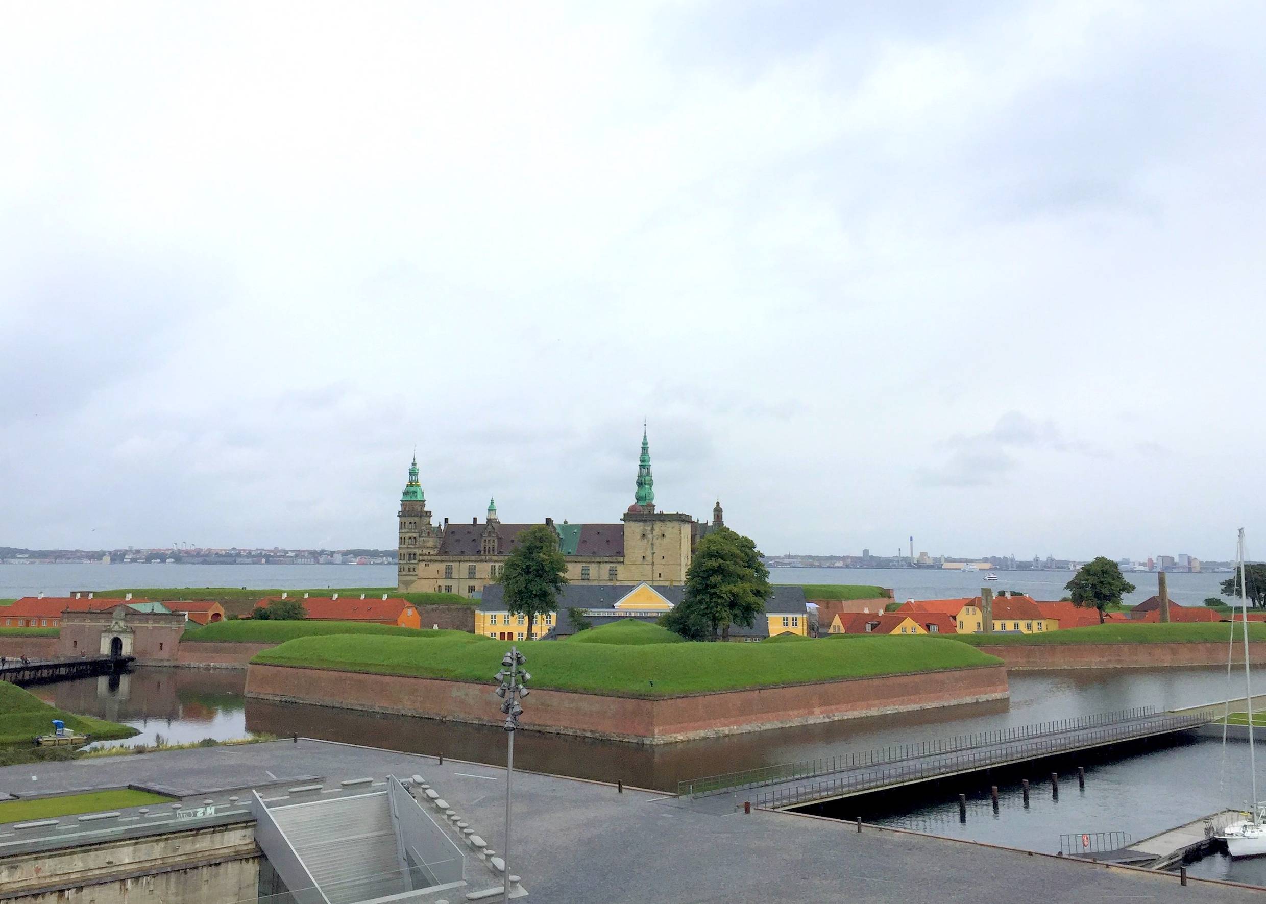 Blick über eine betonierte Brücke zum Schloss Kronborg