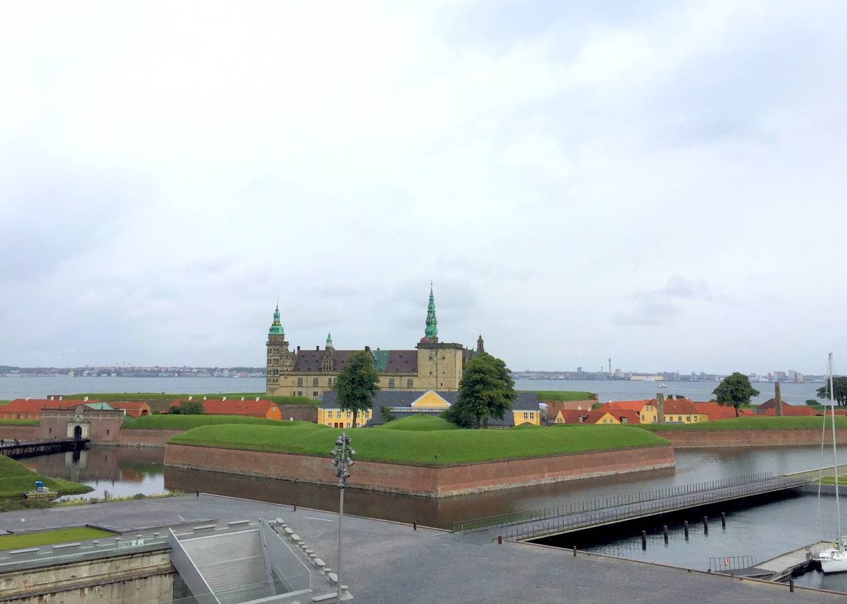 Blick über eine betonierte Brücke zum Schloss Kronborg
