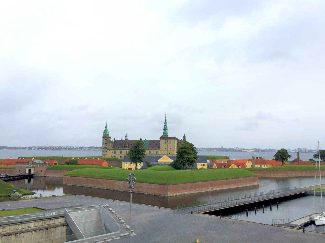 Blick über eine betonierte Brücke zum Schloss Kronborg