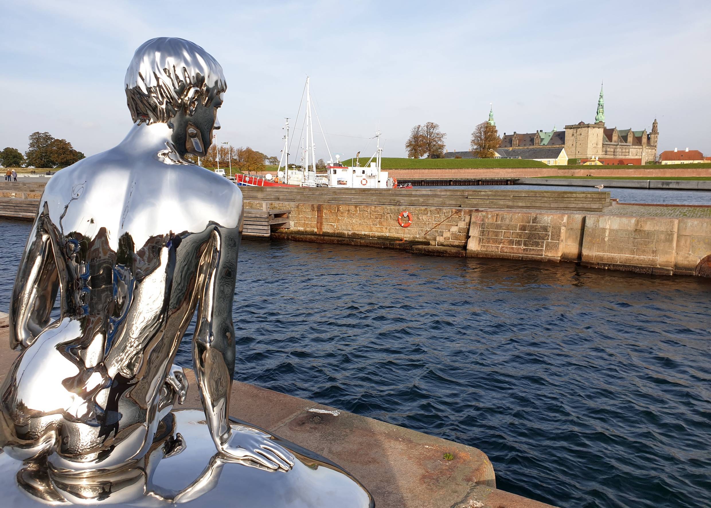 Silberne Figur, die an die Kleine Meerjungfrau erinnert