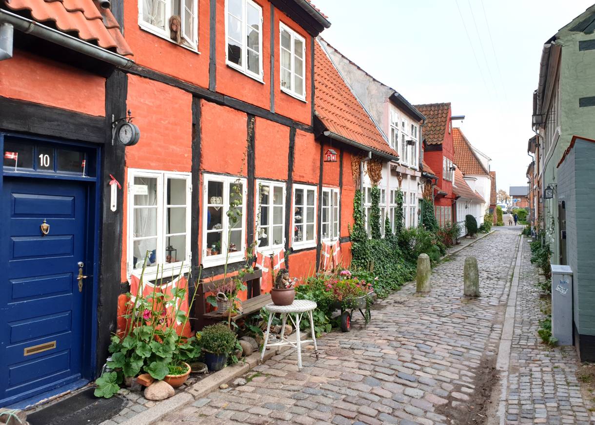 Schmale Kopfsteinpflastergasse mit rotenund weißen Fachwerkhäusern