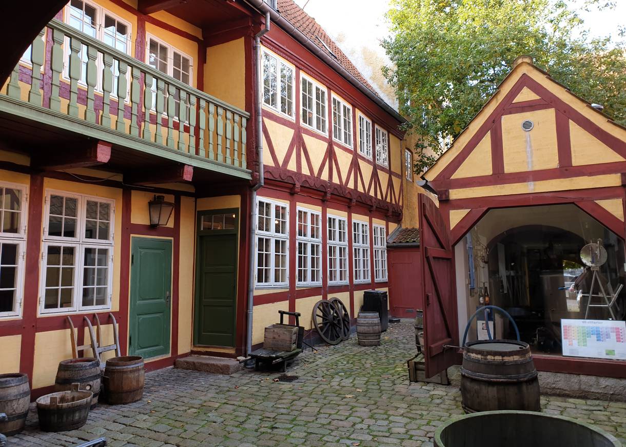 Innenhof eines gelb-roten, sehr alten Fachwerkhauses