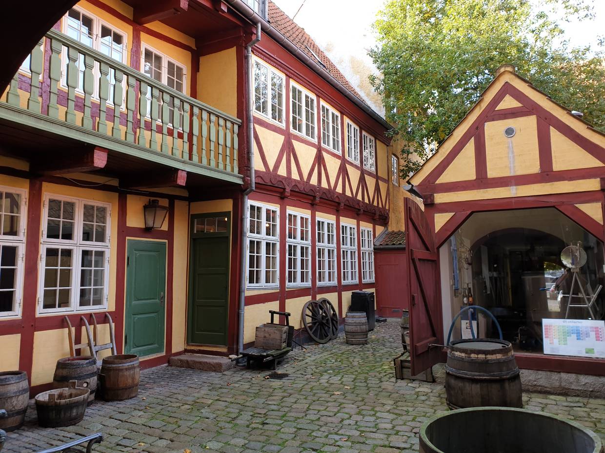 Innenhof eines gelb-roten, sehr alten Fachwerkhauses