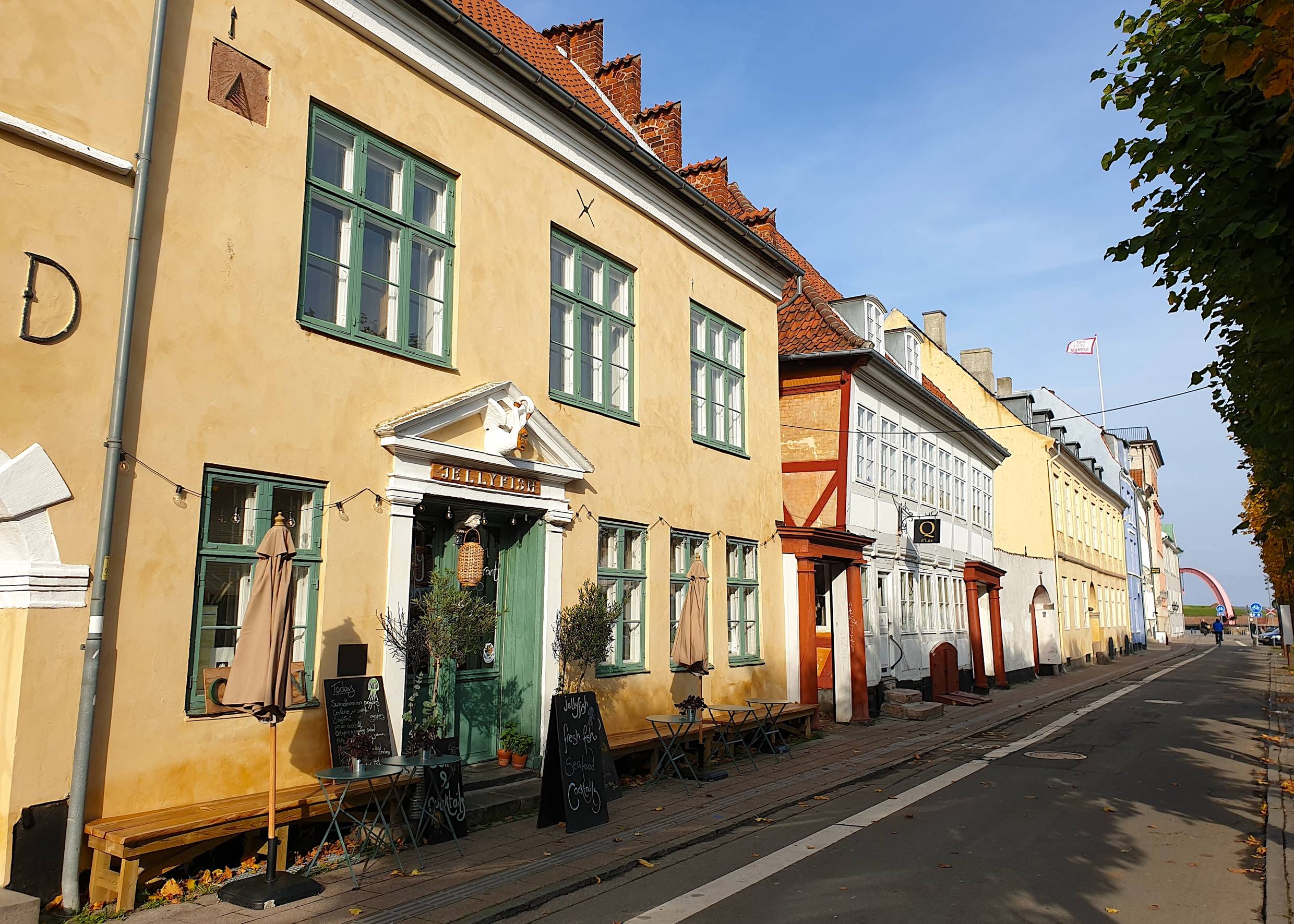 Farbige Häuserzeile mit einem Restaurant