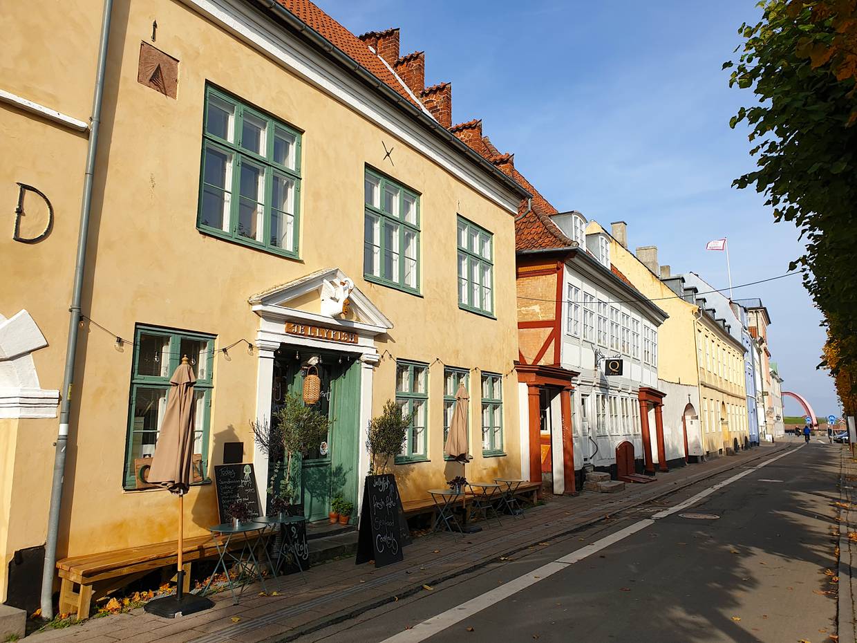 Farbige Häuserzeile mit einem Restaurant