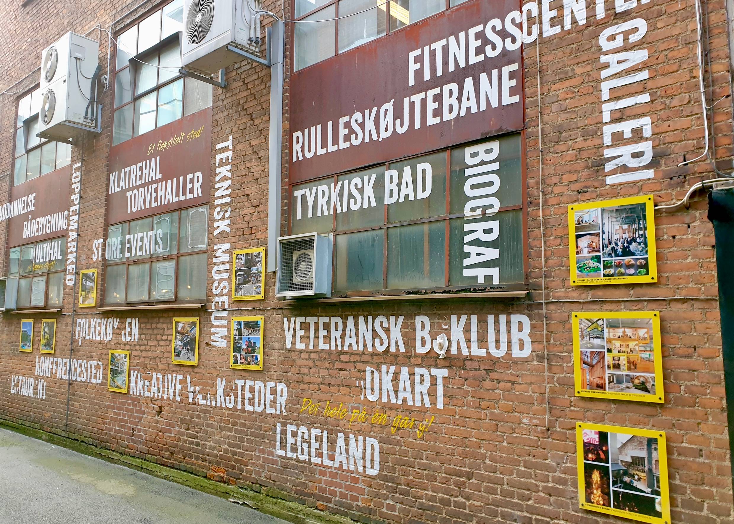 Beschriftung an der Seitenwand der Werfthalle