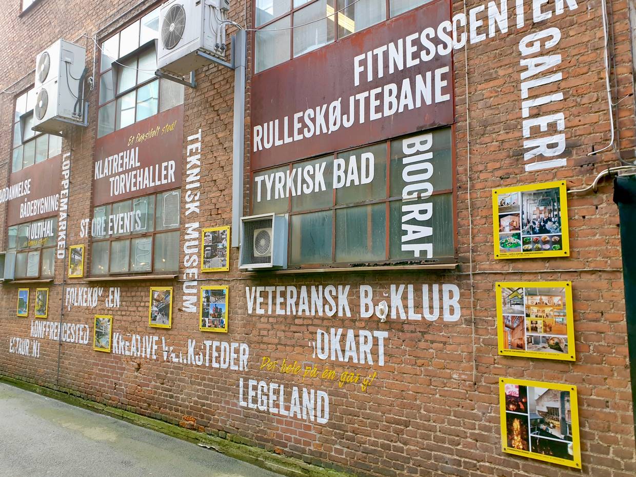 Beschriftung an der Seitenwand der Werfthalle