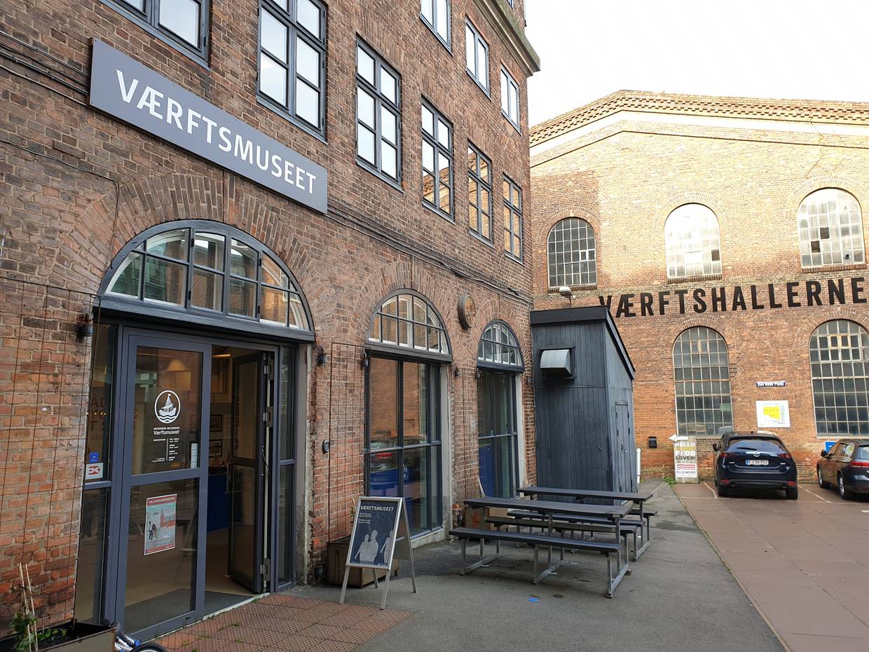 Eingang zum Werftmuseum, dahinter die Werfthallen