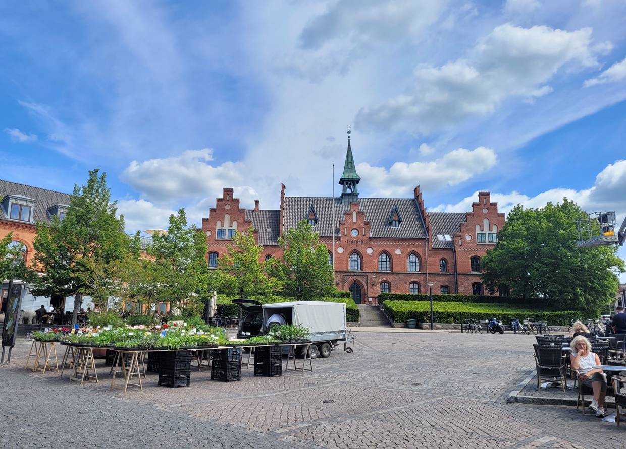 Marktstand mit Blumen vor dem roten Backstein-Rathaus von Hillerød