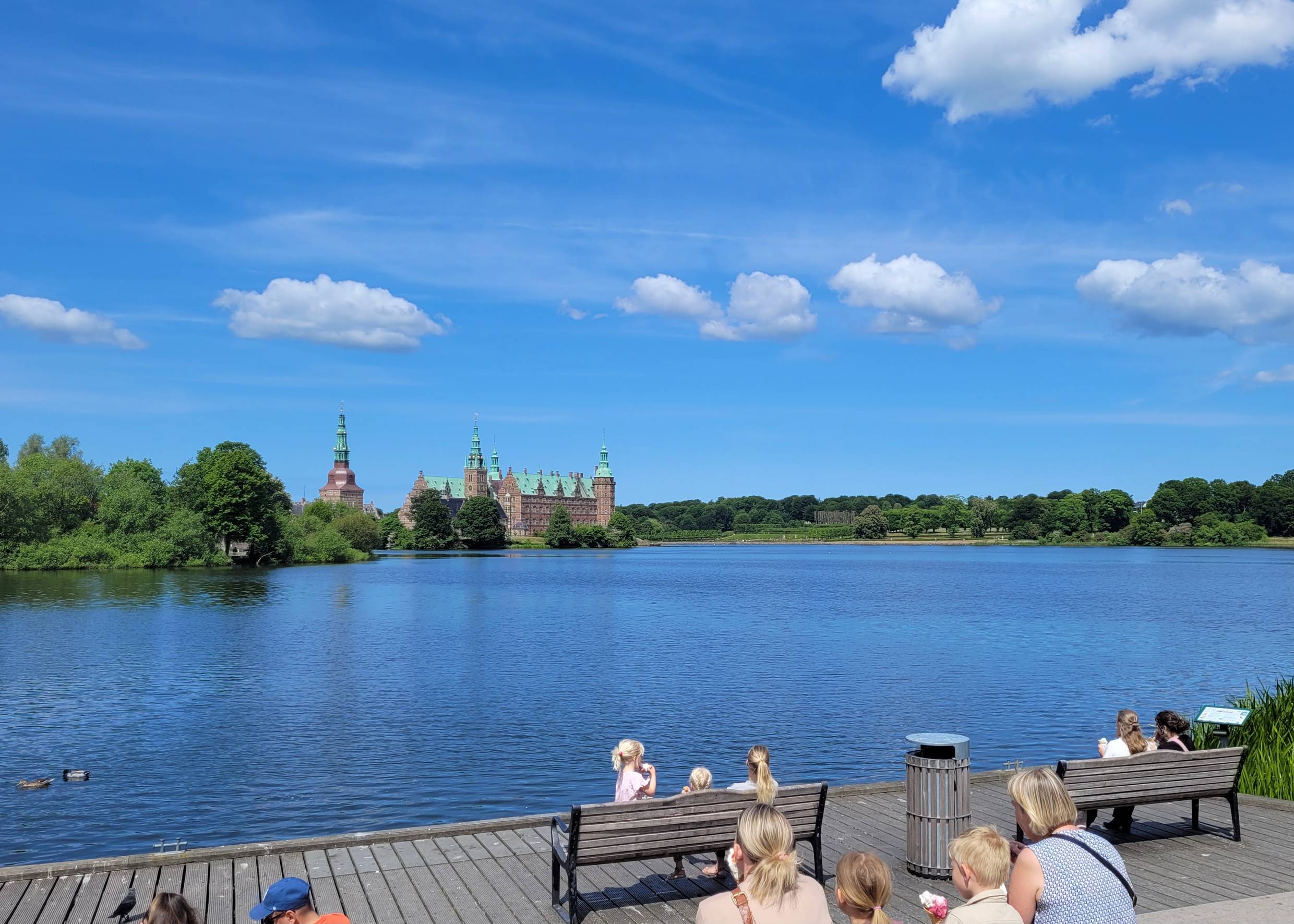 Großes Schloss mit vielen Türmen, umgeben von einem See
