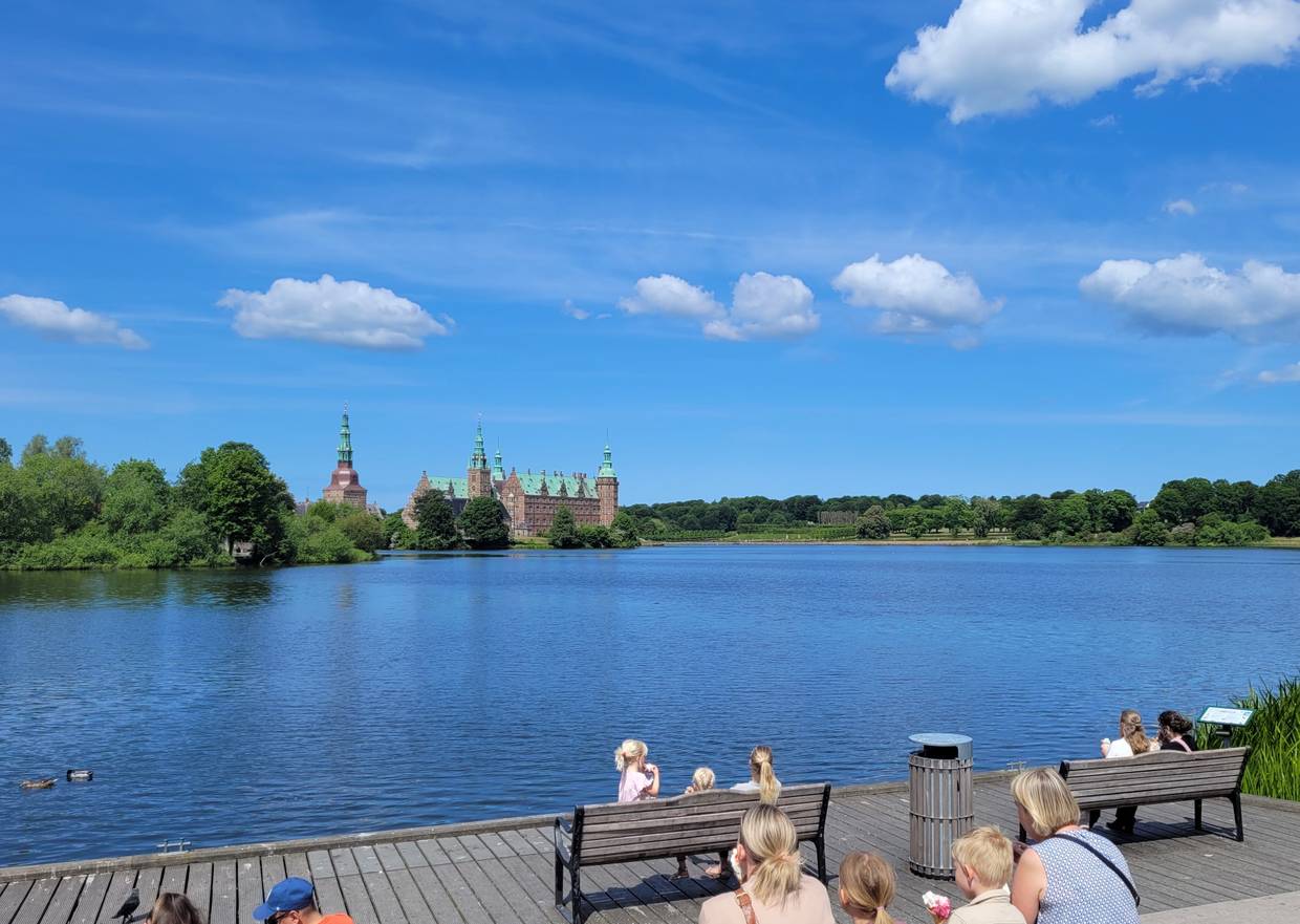 Großes Schloss mit vielen Türmen, umgeben von einem See