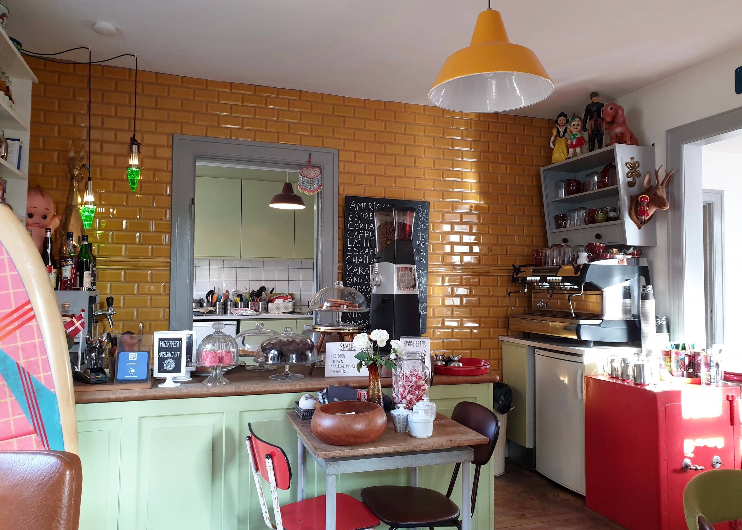 Theke in einem Café mit bunten Retromöbeln