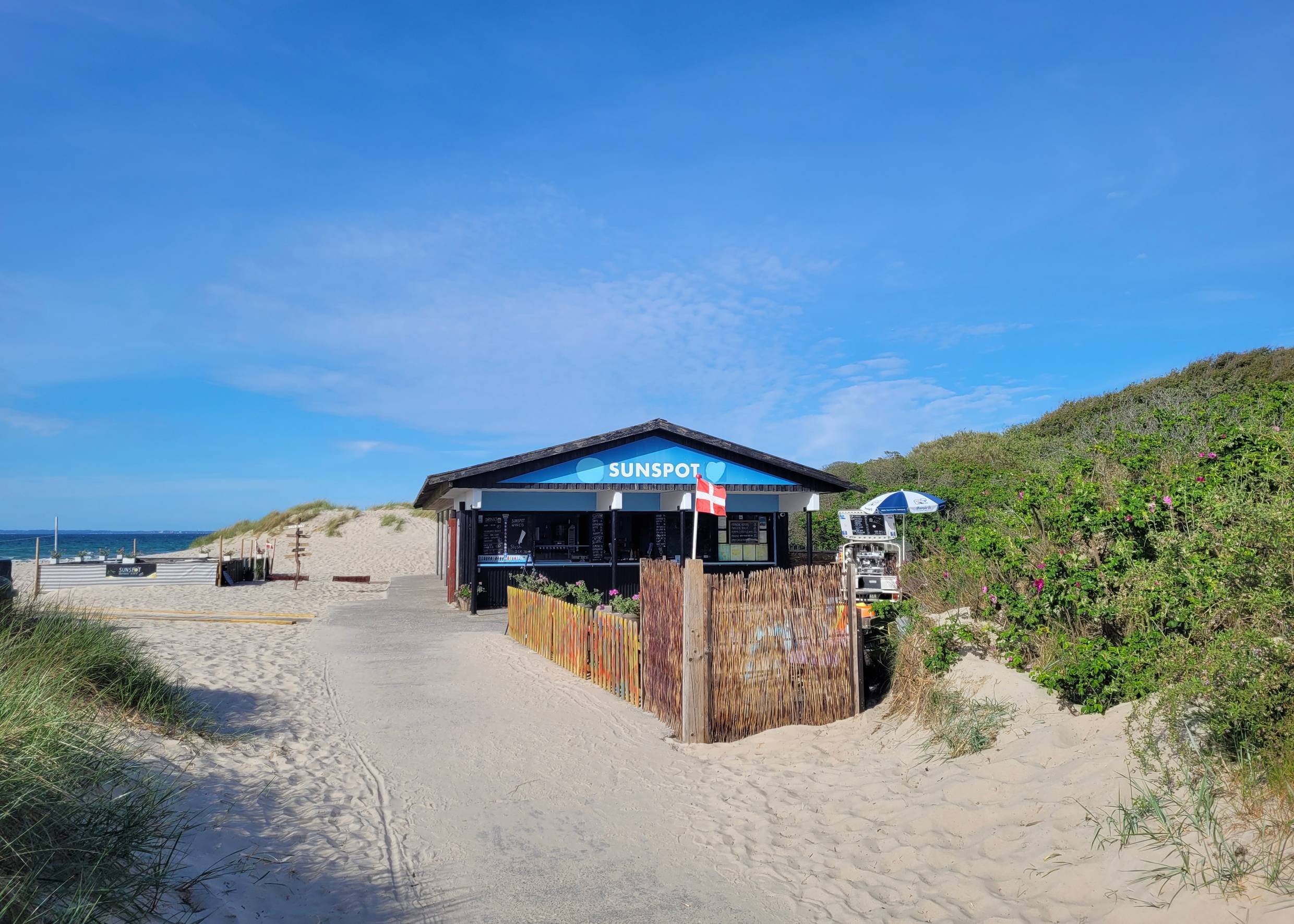 Kleiner Imbiss zwischen den Dünen am Strandzugang