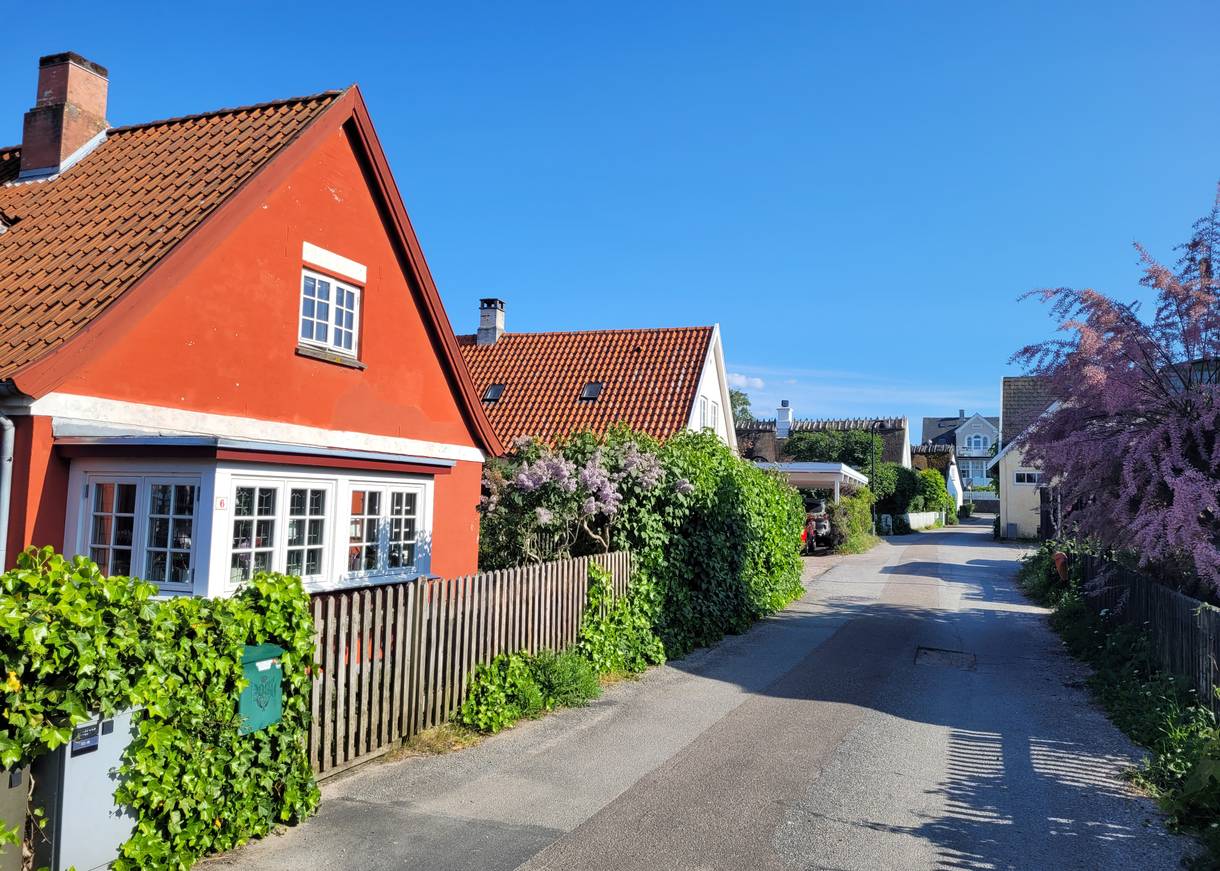Kleines rotes Haus in einem herbstlichen Garten in Hornbæk