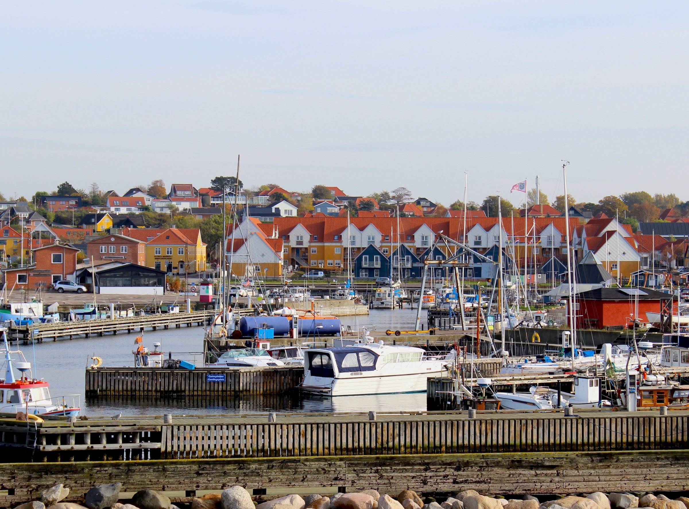 Blick auf den Hafen und die Häuser am Kai von Hundested