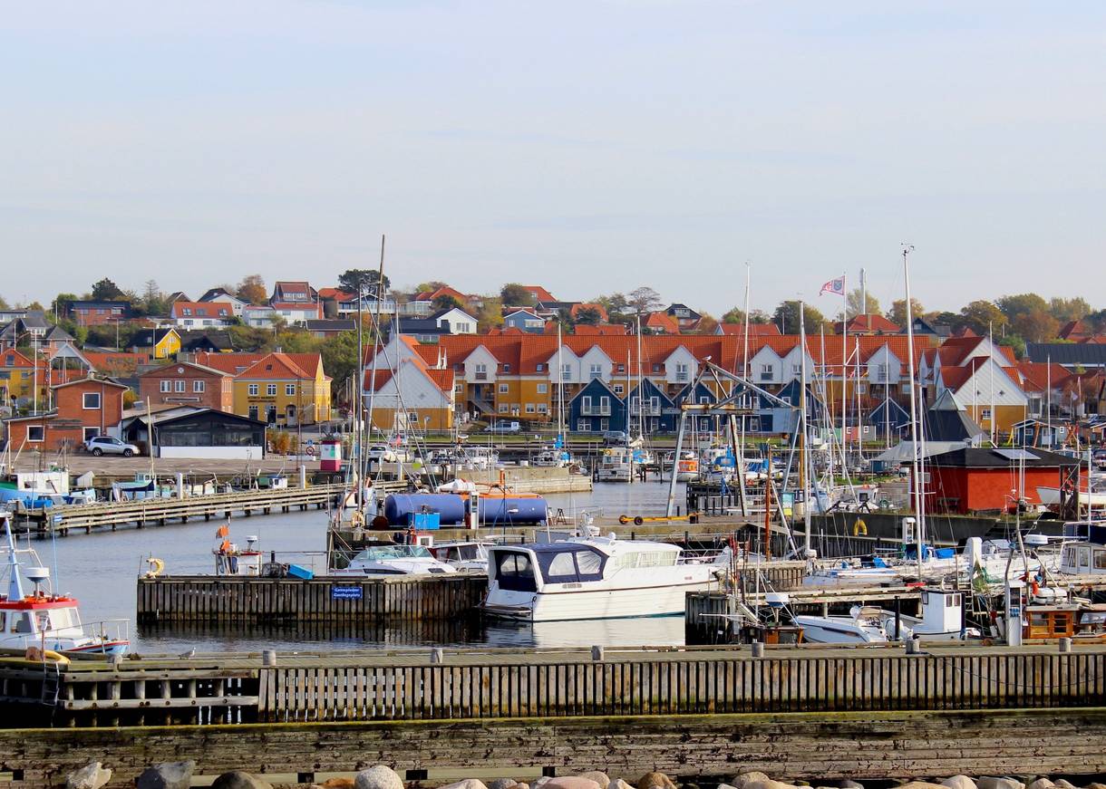 Blick auf den Hafen und die Häuser am Kai von Hundested
