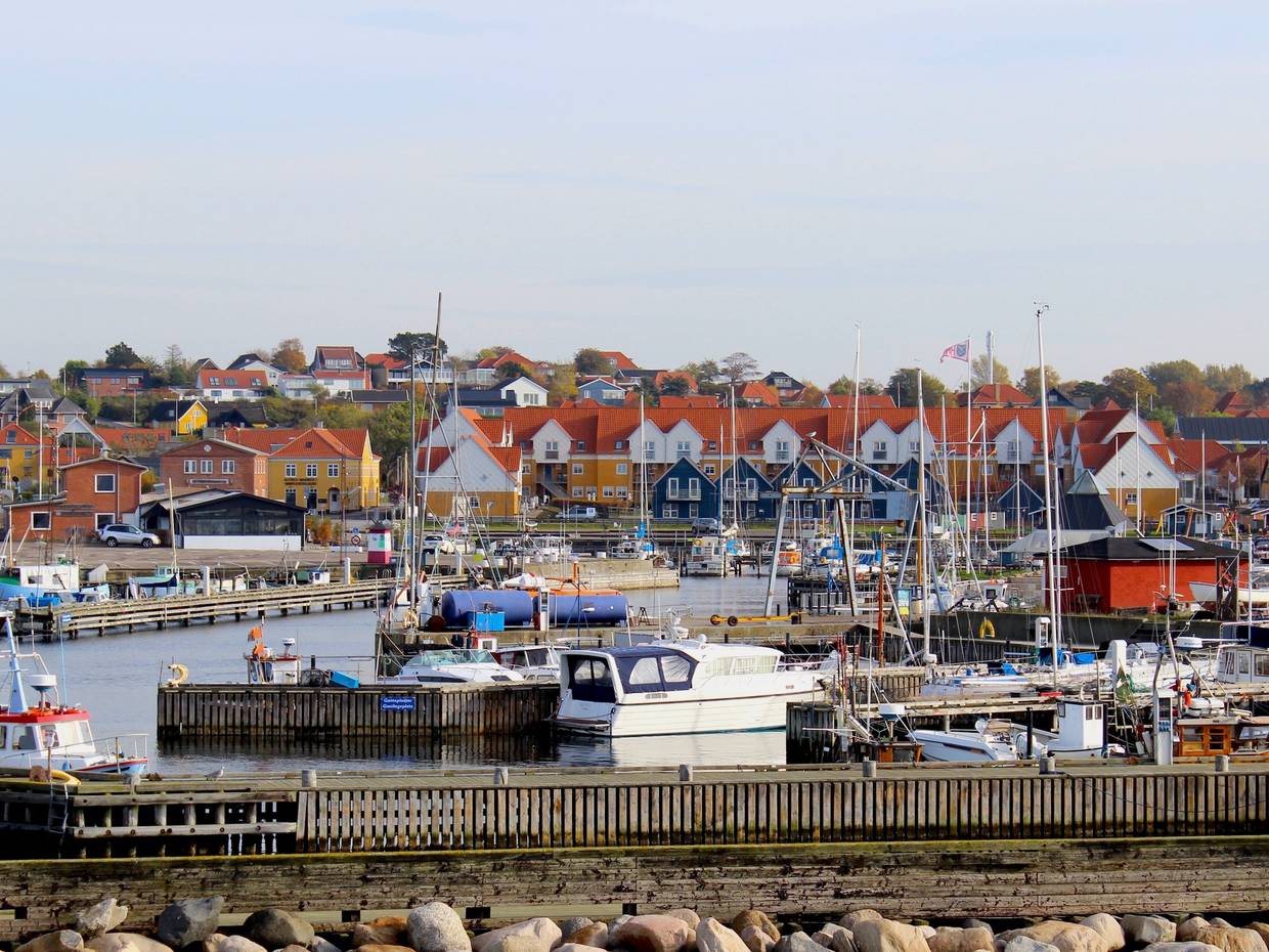 Blick auf den Hafen und die Häuser am Kai von Hundested