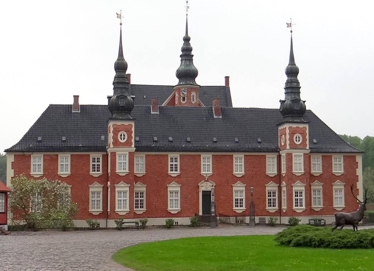 Rotes Schloss mit drei Türmen