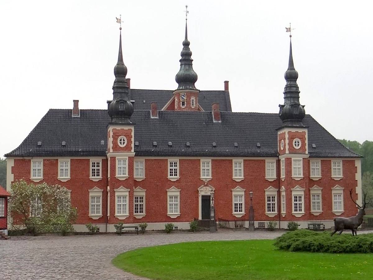 Rotes Schloss mit drei Türmen