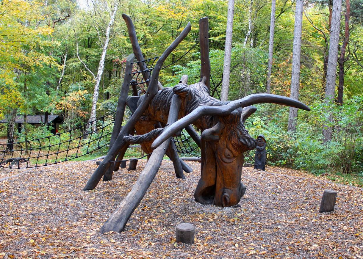 Geschnitztes Holztier auf einem Waldspielplatz