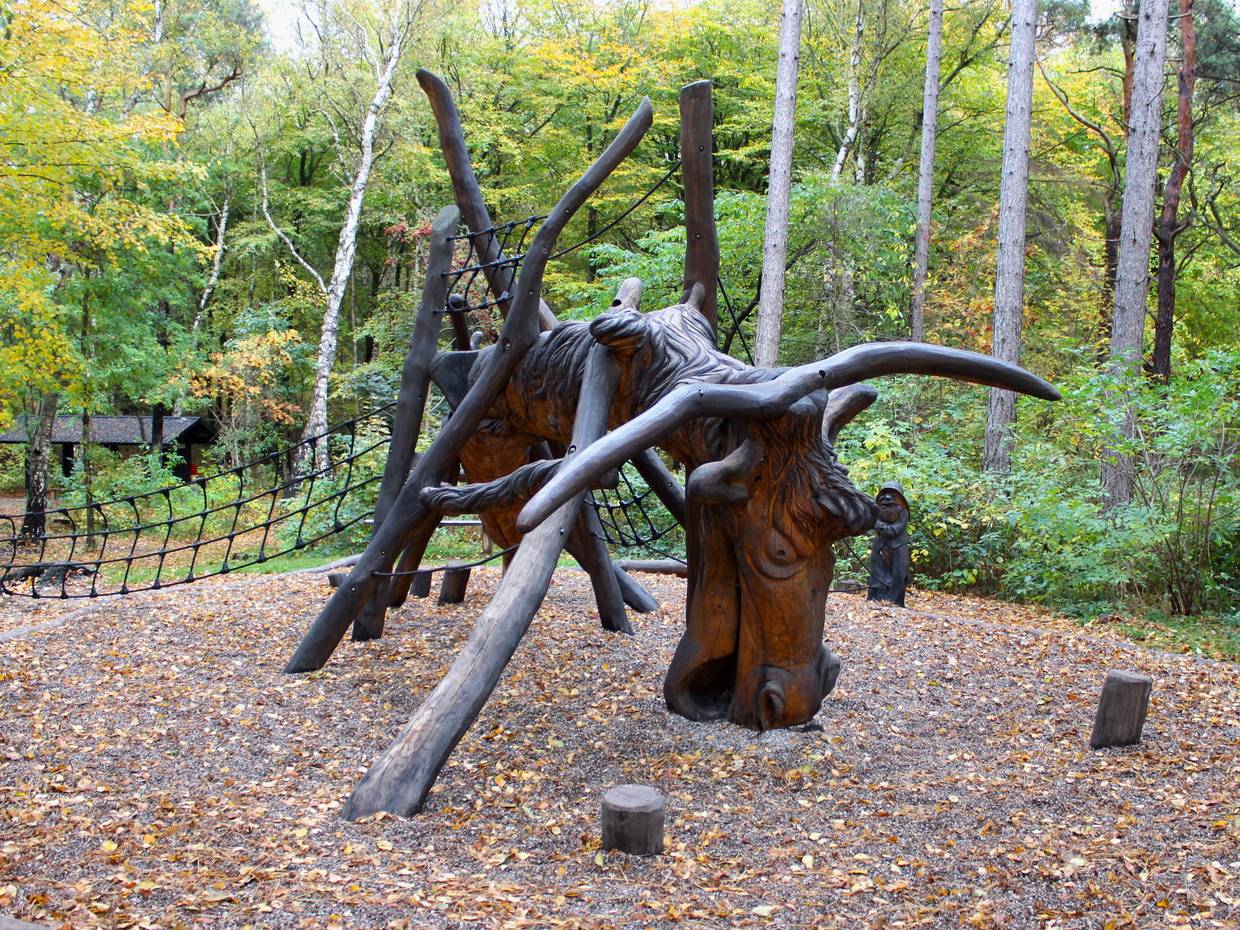 Geschnitztes Holztier auf einem Waldspielplatz