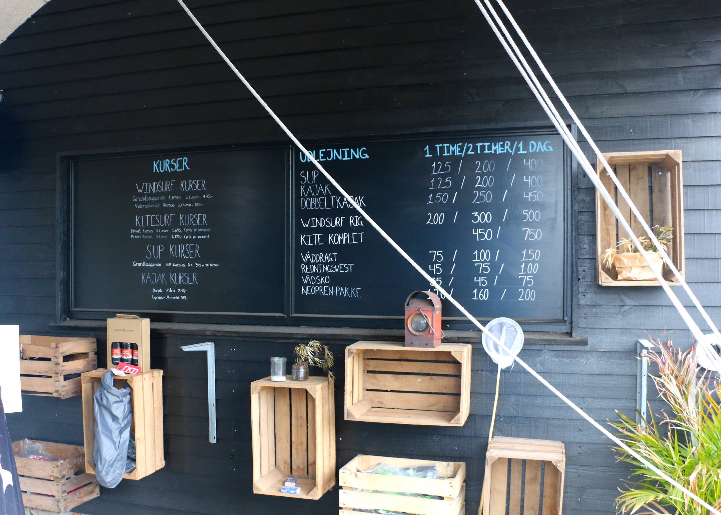 Wandtafel mit Preisen für Surfkurse und vermietung von Zubehört
