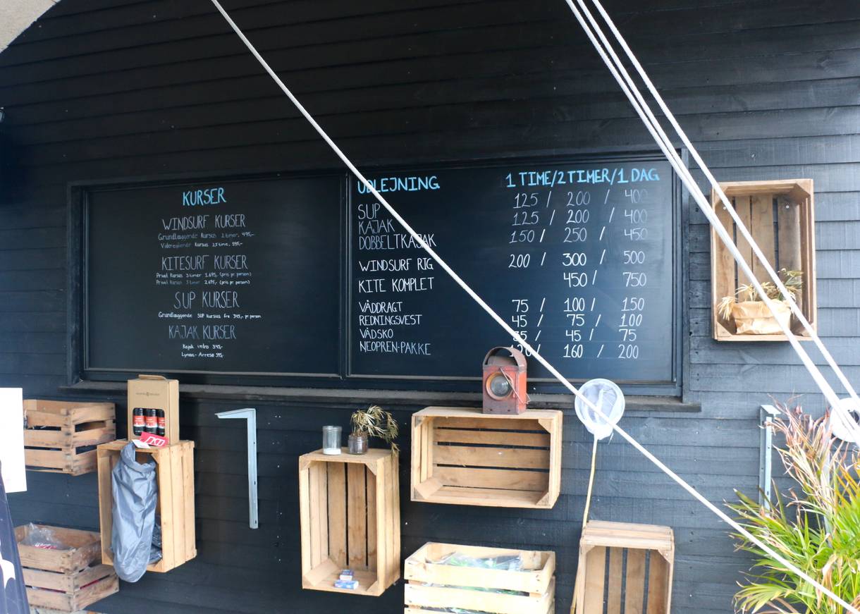 Wandtafel mit Preisen für Surfkurse und vermietung von Zubehört