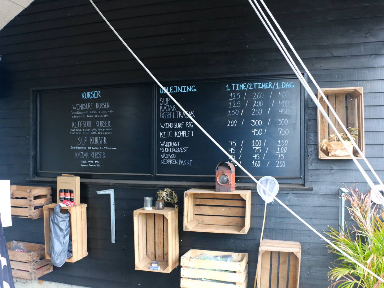Wandtafel mit Preisen für Surfkurse und vermietung von Zubehört