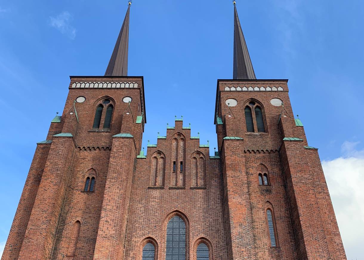 Blick noch oben zu den Turmspitzen an der Front