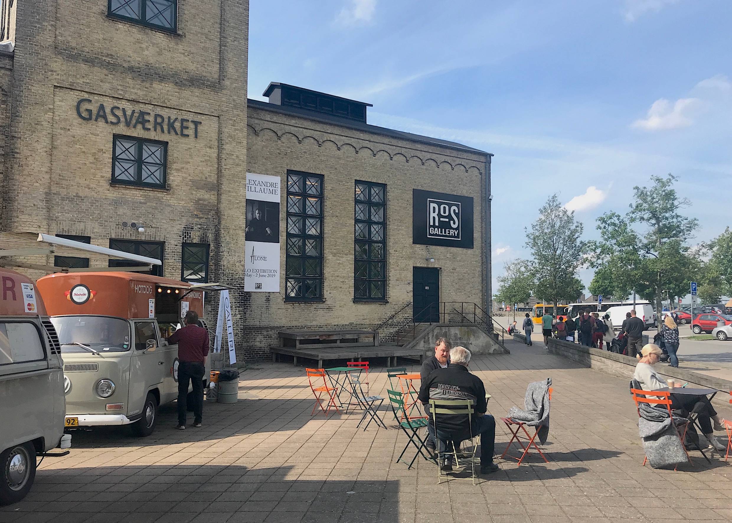 Ehemaliges Gaswerk davor ein Streetfoodwagen und ein paar Sitzplätze