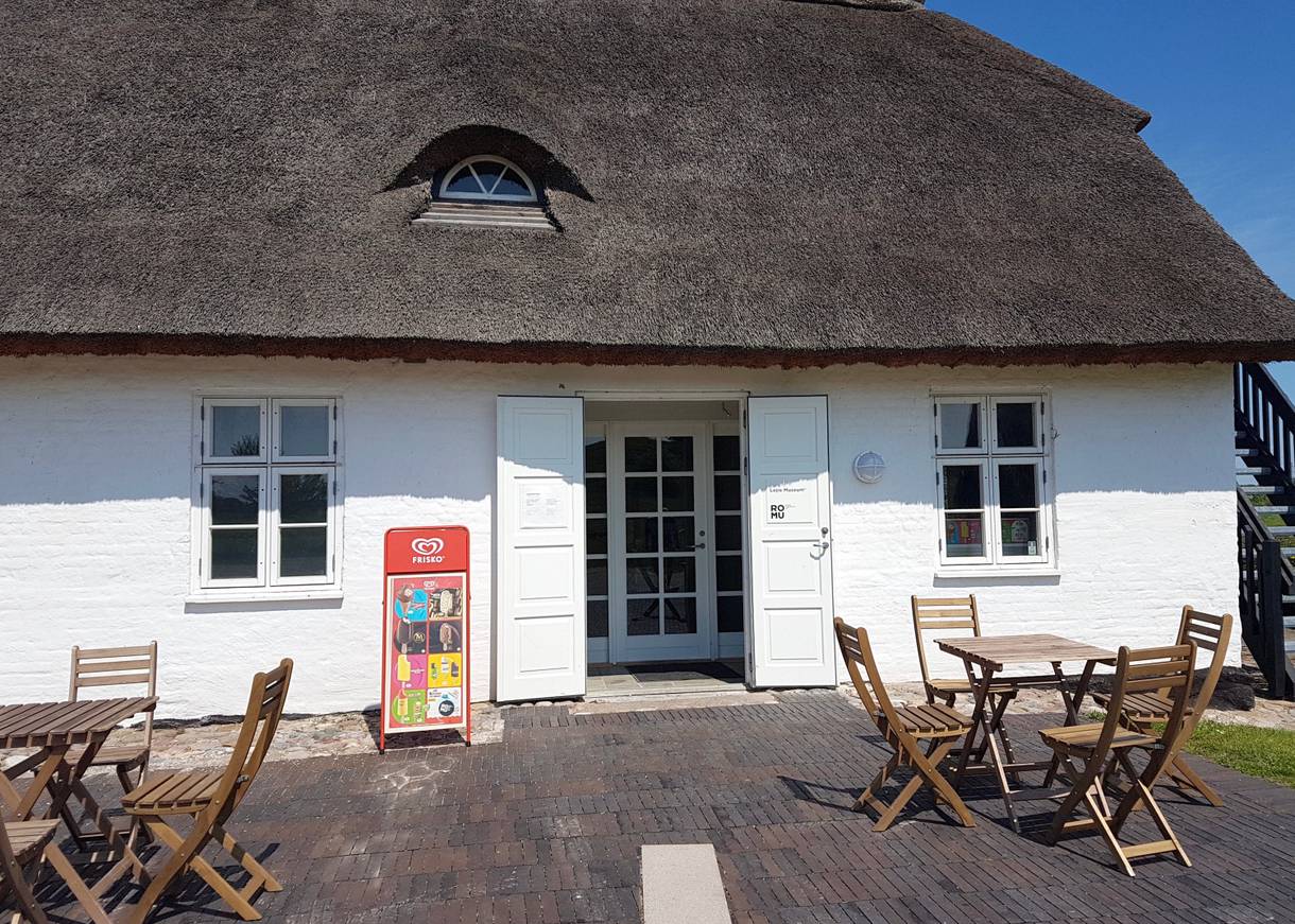 Weißer Fachwerkhof mit dem Museum